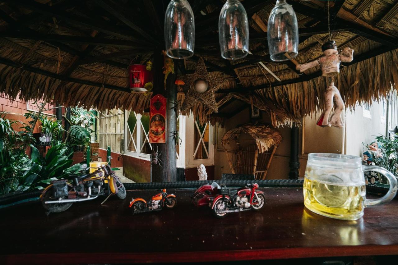 Rock Cliff Home Stay Шиллонг Экстерьер фото